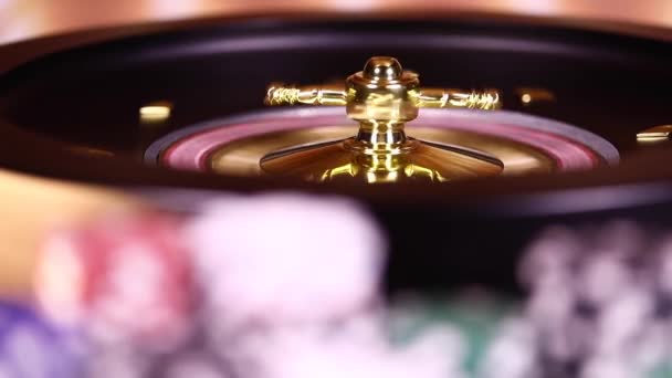 Roulette Wiel Draait Een Casino Poker Chips — Stockvideo