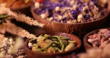 Mutfak masasında çeşitli baharat ve bitkiler var.