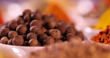 Mutfak masasında çeşitli baharatlar ve otlar var.