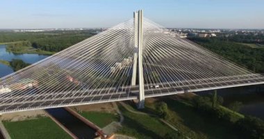 Şaşırtıcı doğa arka plan ile modern Köprüsü'nün havadan görünümü