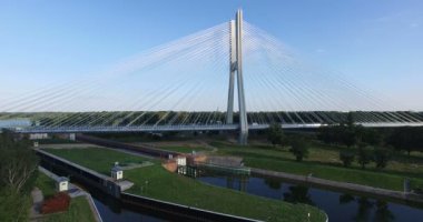 Şaşırtıcı doğa arka plan ile modern Köprüsü'nün havadan görünümü