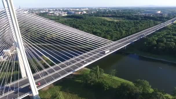 Luchtfoto Van Moderne Brug Met Geweldige Natuur Achtergrond — Stockvideo