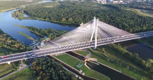 Vista Aérea Del Puente Moderno Con Increíble Fondo Natural — Vídeos de Stock