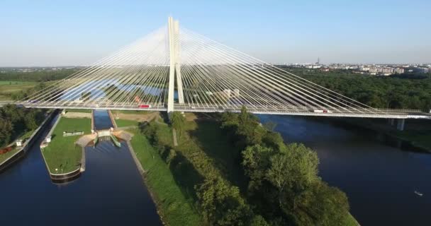 Vista Aérea Del Puente Moderno Con Increíble Fondo Natural — Vídeos de Stock