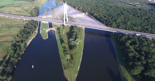 Veduta Aerea Del Ponte Moderno Con Incredibile Sfondo Naturale — Video Stock