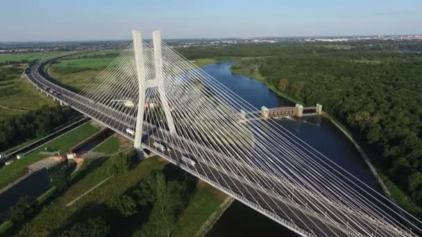 Vista Aérea Del Puente Moderno Con Increíble Fondo Natural — Vídeos de Stock