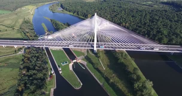 Veduta Aerea Del Ponte Moderno Con Incredibile Sfondo Naturale — Video Stock