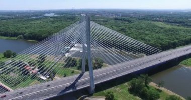 Şaşırtıcı doğa arka plan ile modern Köprüsü'nün havadan görünümü