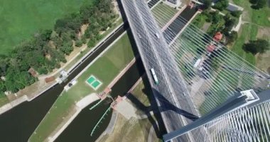 Şaşırtıcı doğa arka plan ile modern Köprüsü'nün havadan görünümü