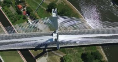 Şaşırtıcı doğa arka plan ile modern Köprüsü'nün havadan görünümü