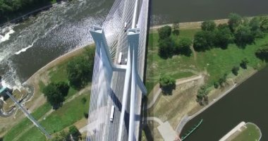 Şaşırtıcı doğa arka plan ile modern Köprüsü'nün havadan görünümü