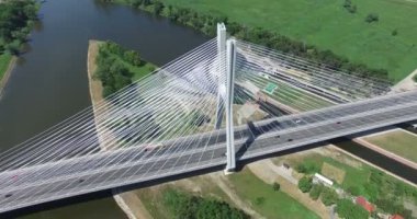 Şaşırtıcı doğa arka plan ile modern Köprüsü'nün havadan görünümü