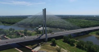 Şaşırtıcı doğa arka plan ile modern Köprüsü'nün havadan görünümü