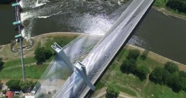 Şaşırtıcı doğa arka plan ile modern Köprüsü'nün havadan görünümü