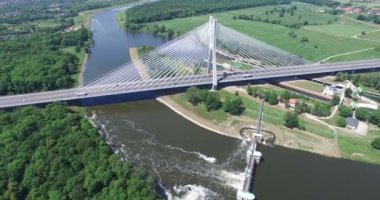 Şaşırtıcı doğa arka plan ile modern Köprüsü'nün havadan görünümü