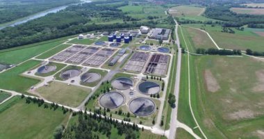 Şaşırtıcı doğa arka plan ile modern Köprüsü'nün havadan görünümü