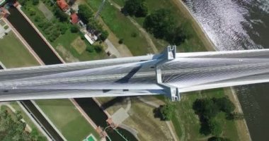 Şaşırtıcı doğa arka plan ile modern Köprüsü'nün havadan görünümü