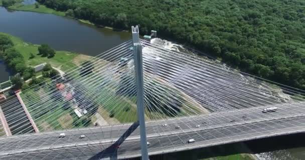驚くべき自然の背景を持つ近代的な橋の空撮 — ストック動画