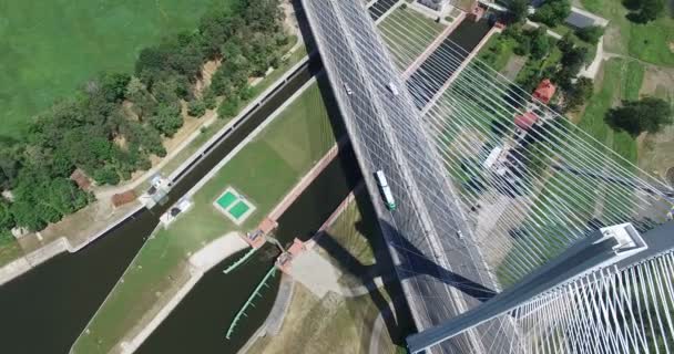 具有惊人自然背景的现代桥梁鸟图 — 图库视频影像