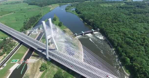 Αεροφωτογραφία Του Σύγχρονη Γέφυρα Εκπληκτική Φύση Υπόβαθρο — Αρχείο Βίντεο