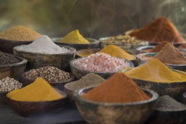 Yemek kitabı ve çeşitli baharatlar arka planı