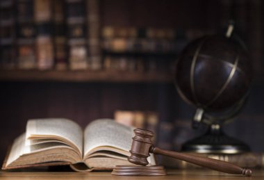 Globe, hukuk teması, yargıç tokmağı, tahta tokmak.