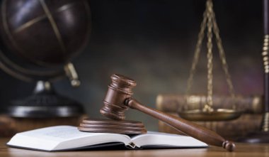 Globe, hukuk teması, yargıç tokmağı, tahta tokmak.