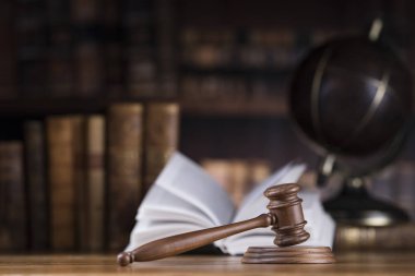 Globe, hukuk teması, yargıç tokmağı, tahta tokmak.