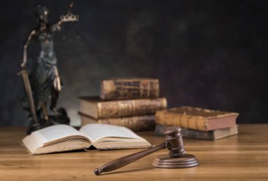 Adalet heykeli, hukuk ve adalet kavramı