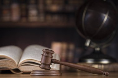 Globe, hukuk teması, yargıç tokmağı, tahta tokmak.