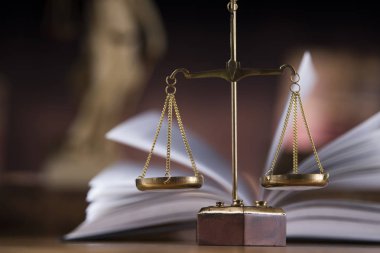 Adaletin terazisi, hukuk tokmağı