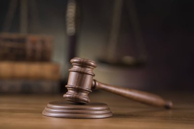 Tahta tokmak avukatı, adalet kavramı, hukuk sistemi kavramı.