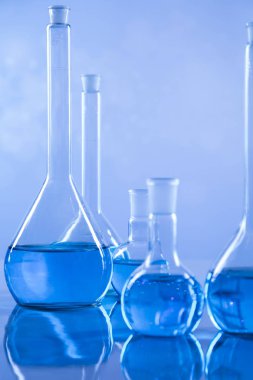Laboratuvar deney tüpleri, fen deneyleri, mavi arka plan.