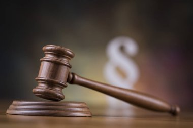 Tahta tokmak avukatı, adalet kavramı, hukuk sistemi kavramı.