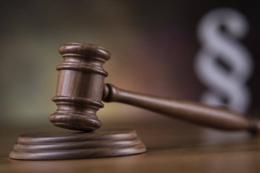 Hukuk teması, yargıç tokmağı, tahta tokmak.