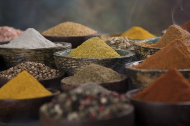 Mutfak masasında çeşitli baharat ve bitkiler var.