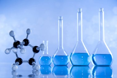 Cam eşyalar, laboratuvar şişeleri, bilim deneyi.