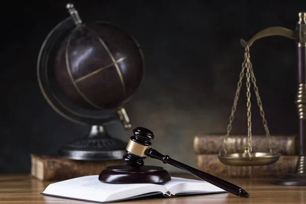 グローブ 法律のテーマ 裁判官のマレット 木製の砂利 — ストック写真