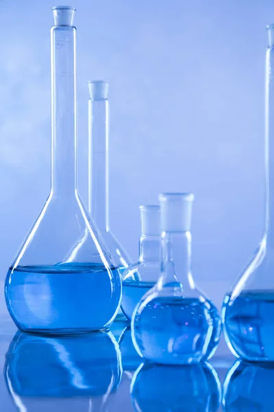 Laboratóriumi Főzőpoharak Tudományos Kísérlet Kék Háttér — Stock Fotó