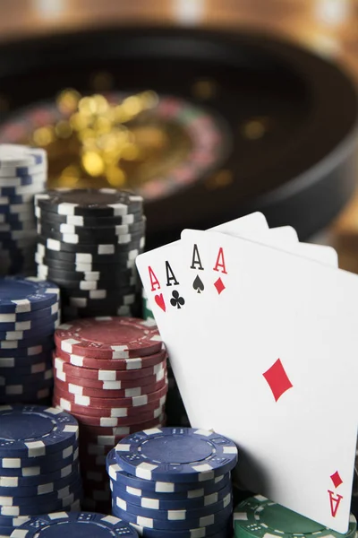 カジノで実行されているルーレットホイール ポーカーチップ — ストック写真