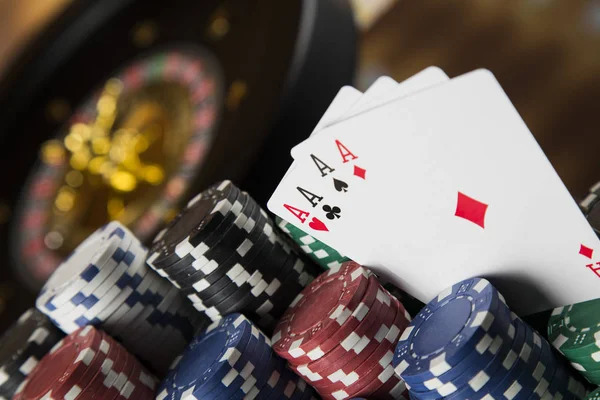 Poker Chips Speeltafel Roulette Wiel Beweging Casino Achtergrond — Stockfoto