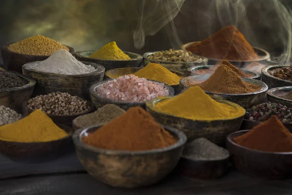 Mutfak masasında çeşitli baharat ve bitkiler var.