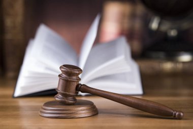 Hukuk teması, yargıç tokmağı, tahta tokmak.