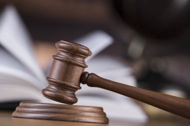 Tahta tokmak ve kitaplar, hukuk, dünya kavramı.