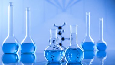 Cam eşyalar, laboratuvar şişeleri, bilim deneyi.