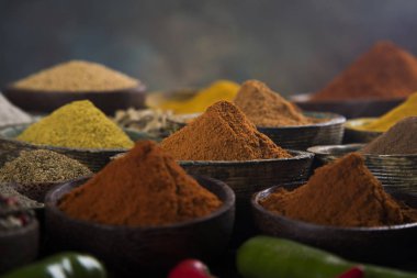 Mutfak masasında çeşitli baharat ve bitkiler var.