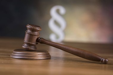 Tahta tokmak avukatı, adalet kavramı, hukuk sistemi kavramı.