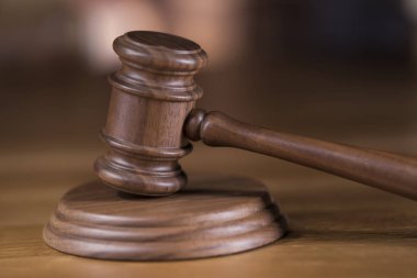 Hukuk teması, yargıç tokmağı, tahta tokmak.