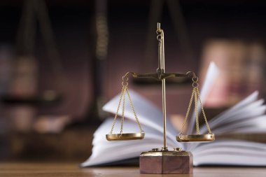 Adaletin terazisi, hukuk tokmağı