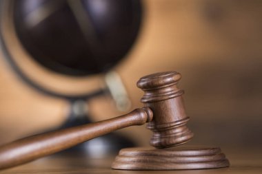 Globe, hukuk teması, yargıç tokmağı, tahta tokmak.